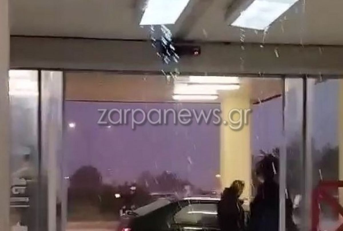 Βίντεο: Έβρεξε και… στην είσοδο του Νοσοκομείου Χανίων – Με κουβάδες συγκρατούν τα νερά
