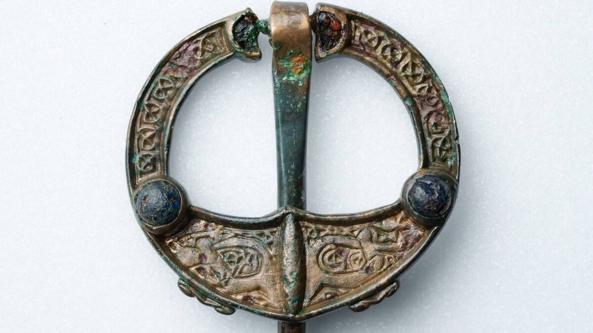 Η μεσαιωνική πόρπη που ανακαλύφθηκε. Φωτογραφία: Fran Veale/Julien Behal Photography