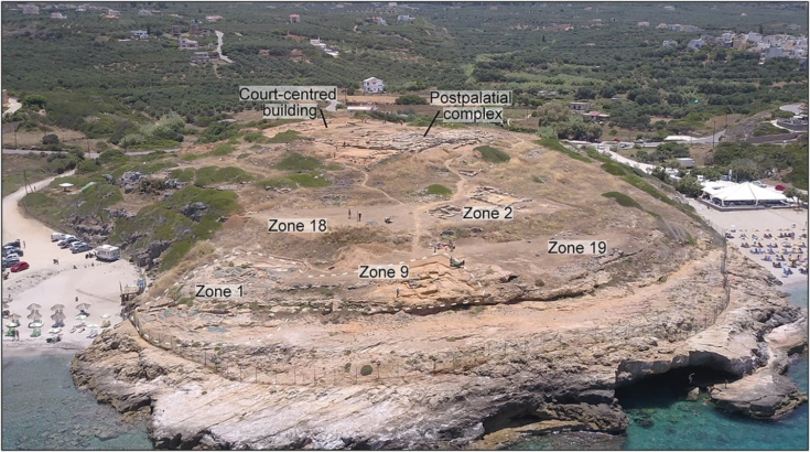 Ο αρχαιολογικός χώρος Σίσι από βόρεια. Τα όρια του νεκροταφείου χαρακτηρίζονται με τη λευκή γραμμή (Ζώνη 1 & 9). Φωτογραφία: N. Kress / Belgian School at Athens