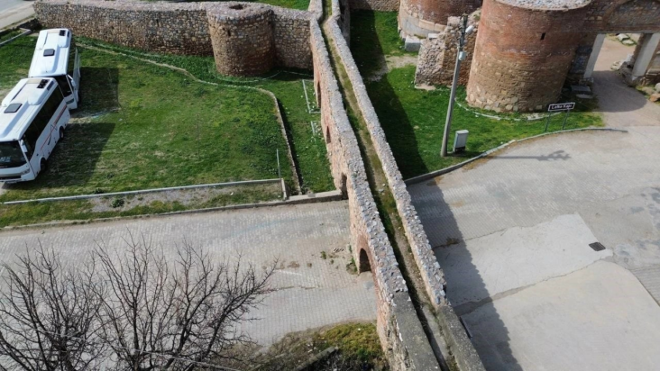 Το αρχαίο ρωμαϊκό υδραγωγείο, όπου βρέθηκε η επιτύμβια στήλη.