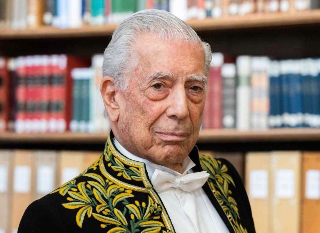 Μάριο Βάργκας Γιόσα: Μακρόν και Σάντσεθ αποχαιρετούν τον τελευταίο γίγαντα της λατινοαμερικανικής λογοτεχνίας