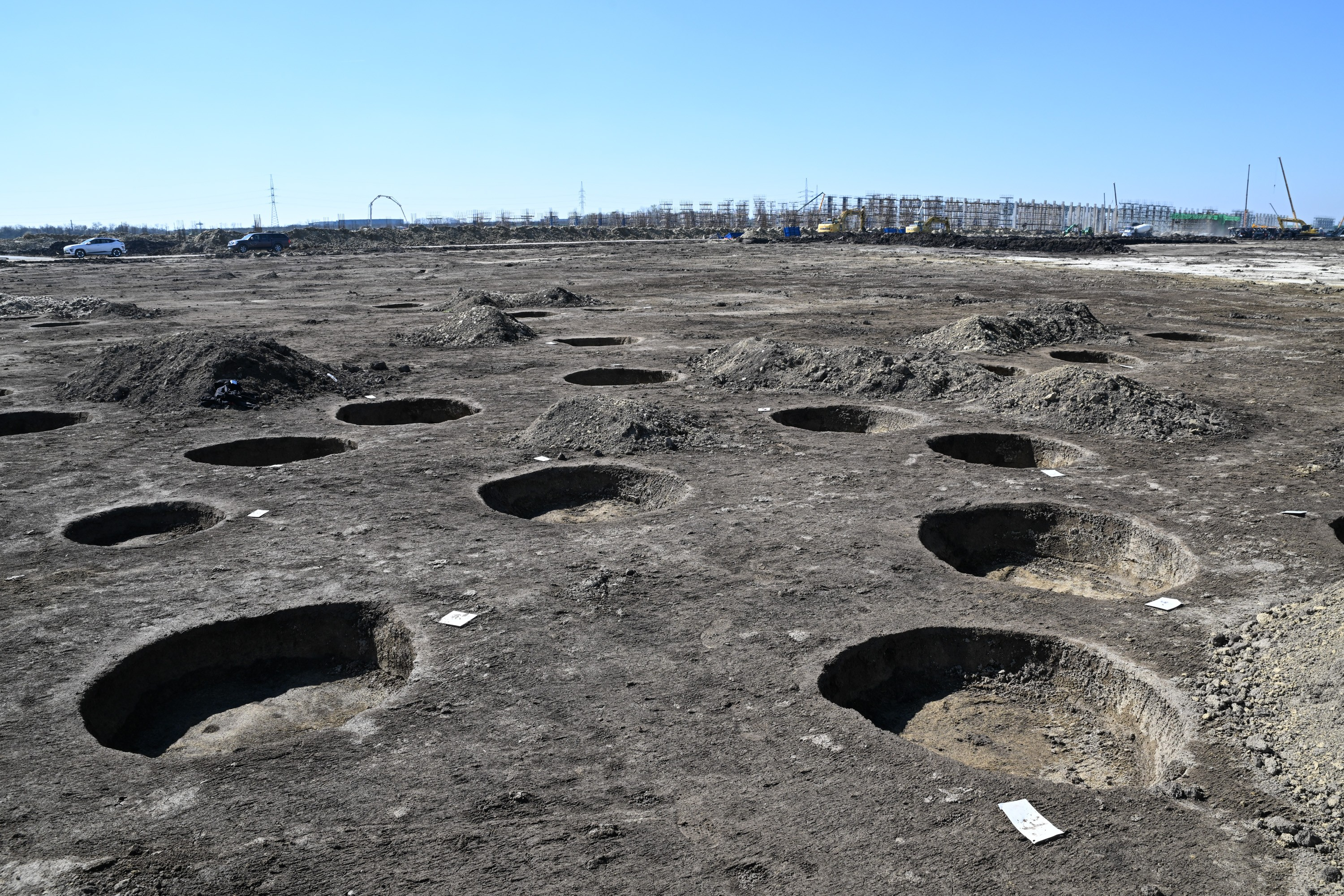 Εικόνα των τάφων που ανακαλύφθηκαν στο νεκροταφείο των Αβάρων κατά τη διάρκεια σωστικών ανασκαφών σε χώρο όπου θα κτιζόταν εργοστάσιο αυτοκινήτων.