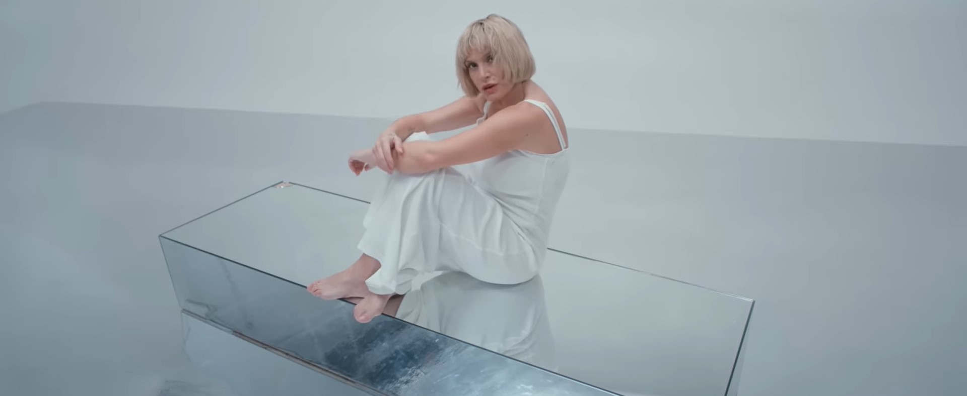 Ελεωνόρα Ζουγανέλη: Ντυμένη στα λευκά στο νέο της music video