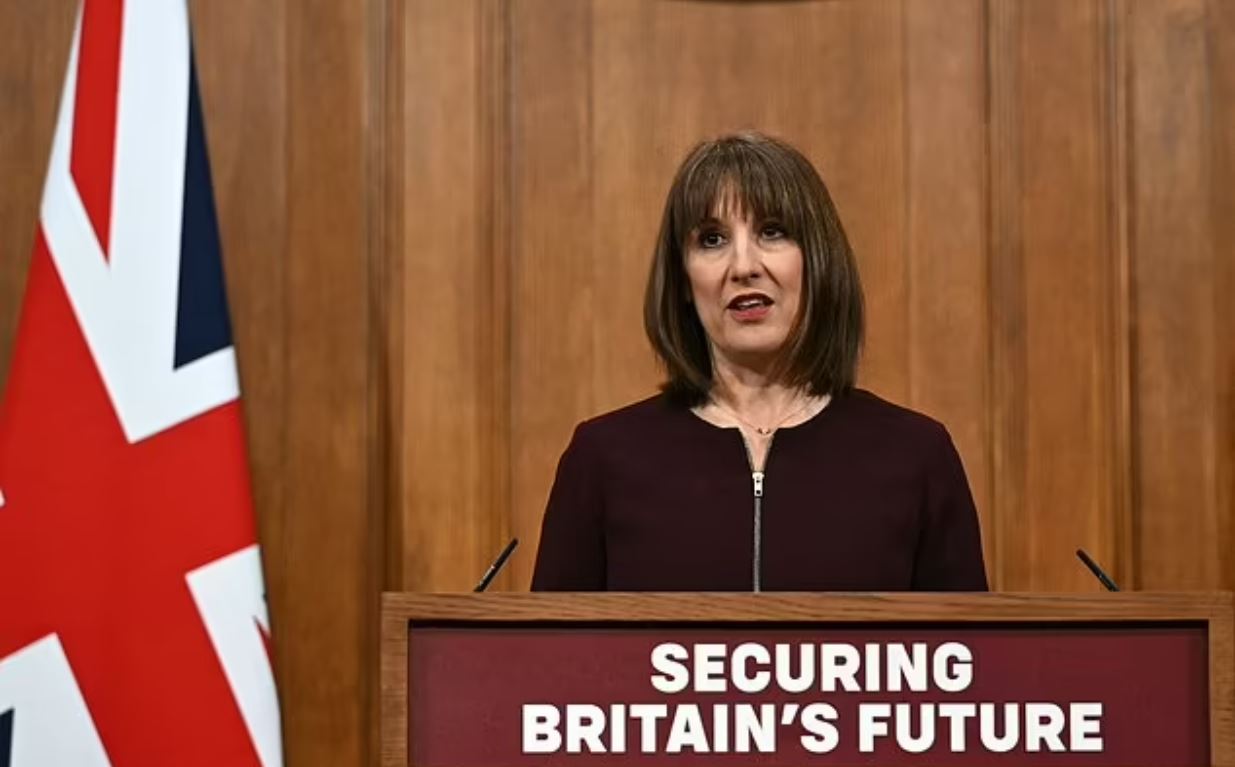 Βρετανία: Πώς το Λονδίνο θα αποφύγει τους δασμούς του Τραμπ – Οι δηλώσεις της υπουργού Οικονομικών