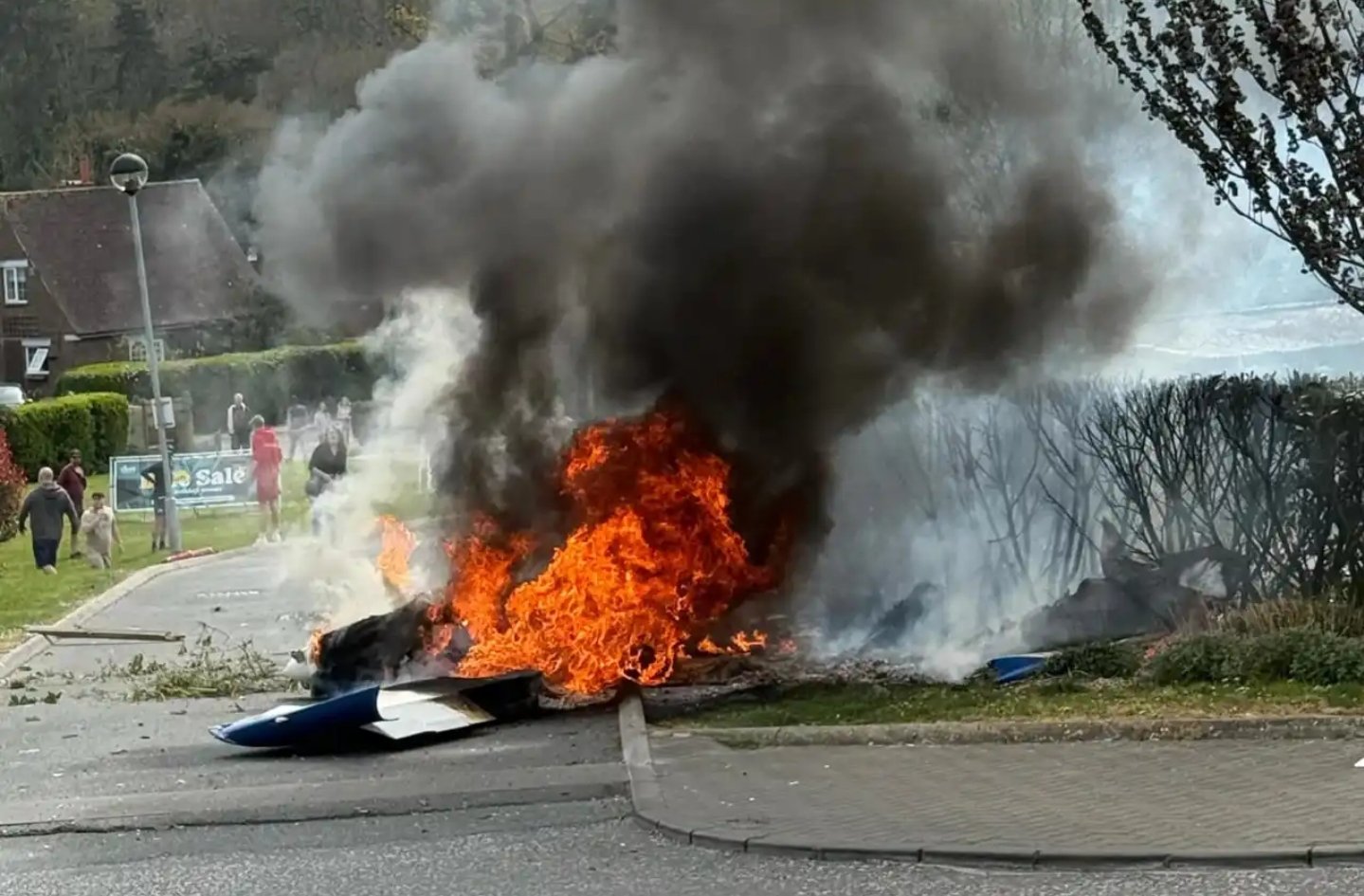 Βρετανία: Μικρό αεροπλάνο συνετρίβη σε πάρκο – Δύο τραυματίες
