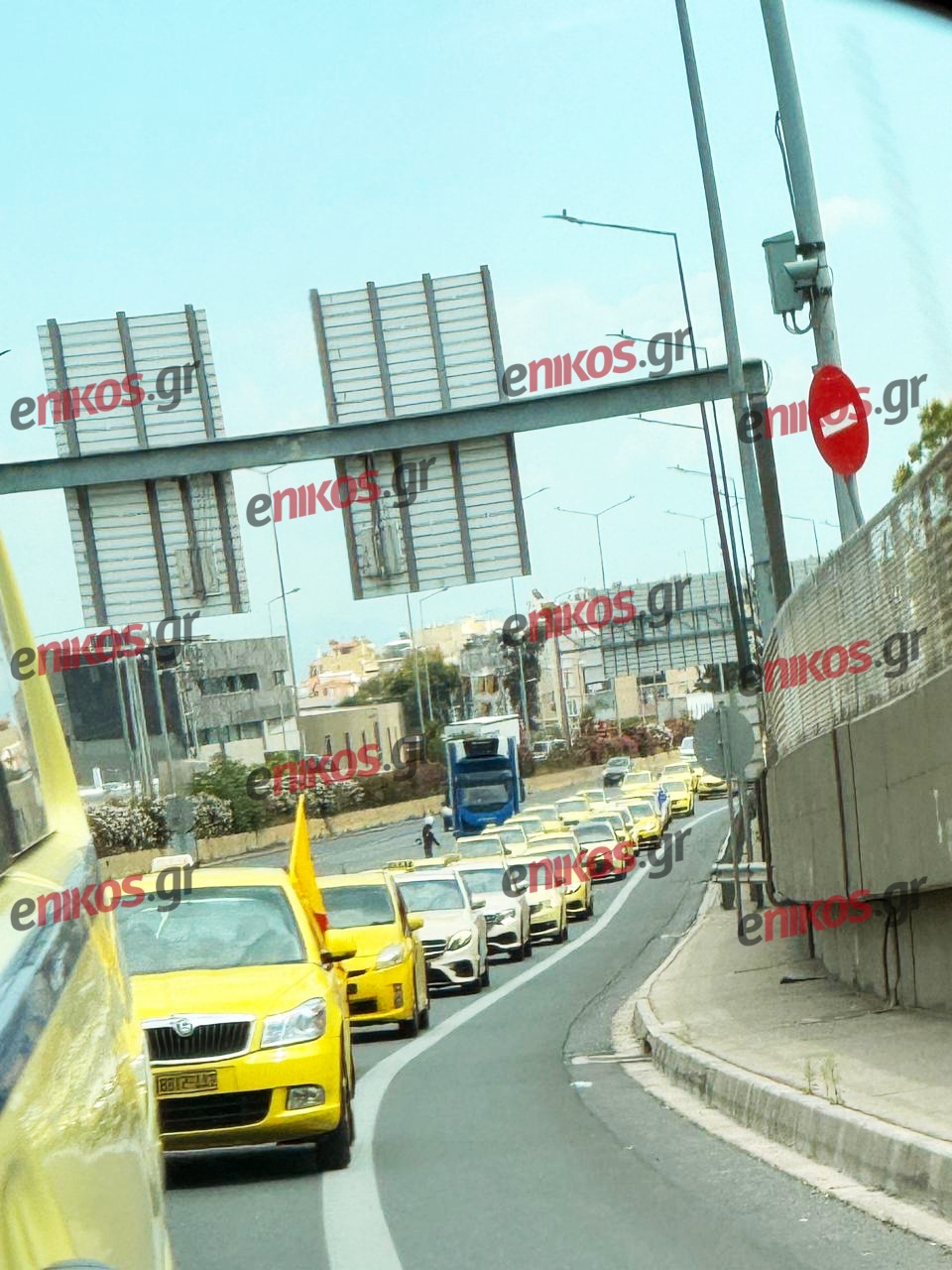 ΣΑΤΑ: Διαμαρτυρία και πορεία προς το αεροδρόμιο από τους οδηγούς ταξί – ΦΩΤΟ και ΒΙΝΤΕΟ