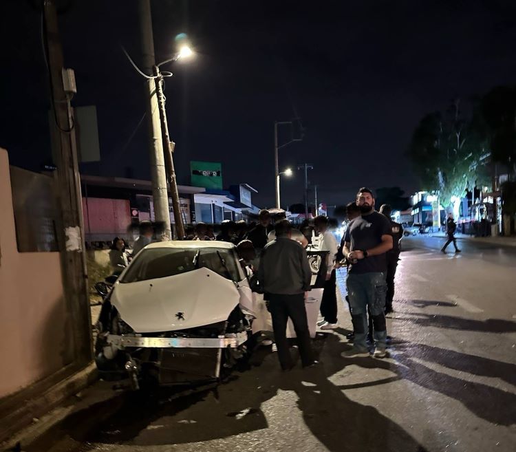 Σοβαρό τροχαίο στην Αρτέμιδα: Σύγκρουση οχημάτων στην Λεωφόρο Καραμανλή – Δύο τραυματίες