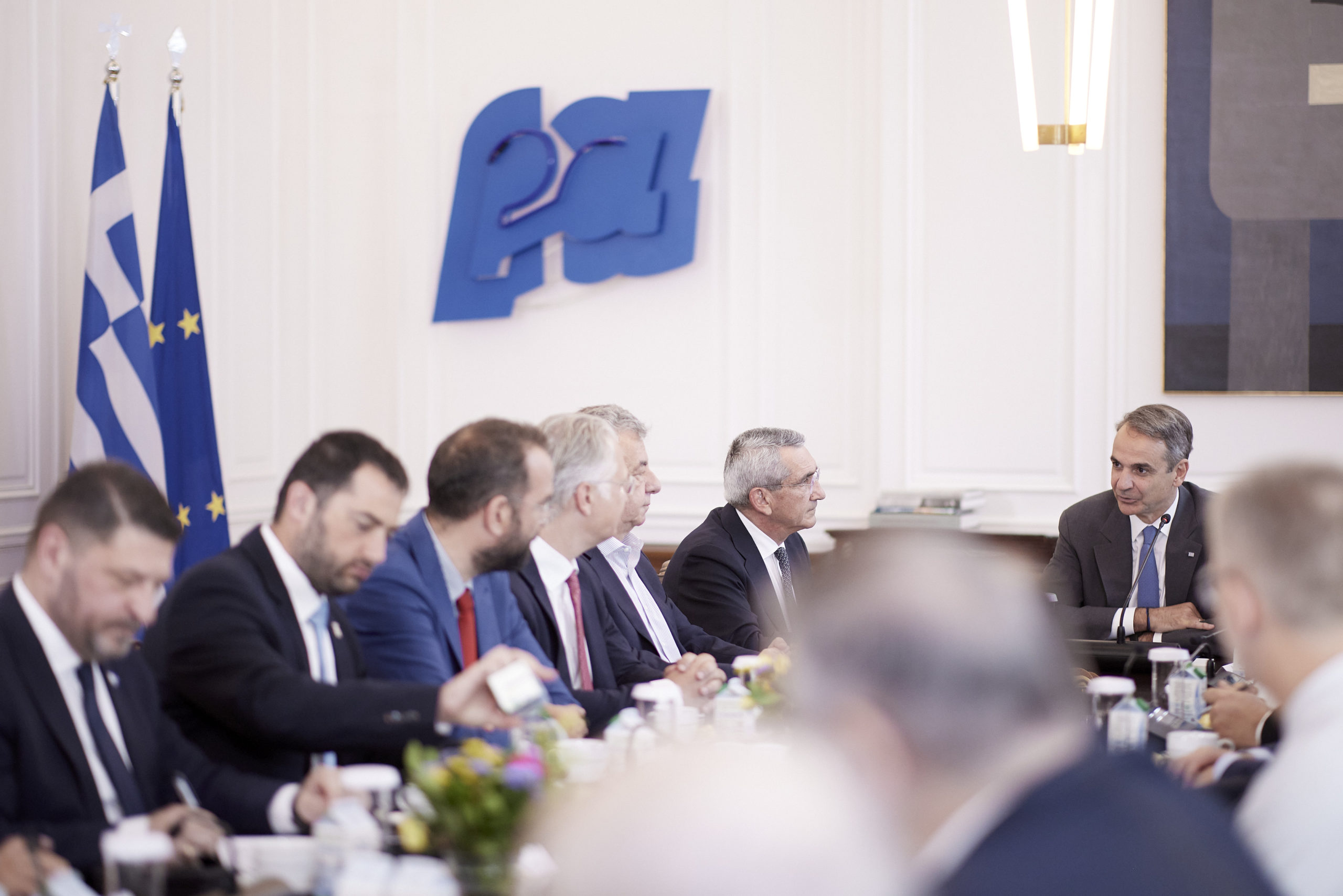 Μητσοτάκης σε περιφερειάρχες: Χρειαζόμαστε και τη δική σας συνεργασία για να λήξει η εκκρεμότητα με τις βοσκήσιμες γαίες – Να τρέξουν άμεσα οι διαγωνισμοί σε όλες τις περιφέρειες