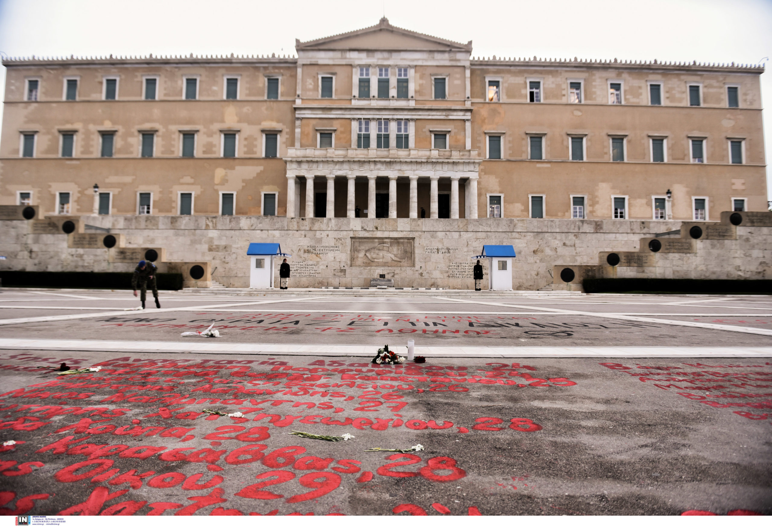 Τραγωδία στα Τέμπη: Φουντώνει η πολιτική κόντρα με φόντο το πόρισμα του καθηγητή Καρώνη