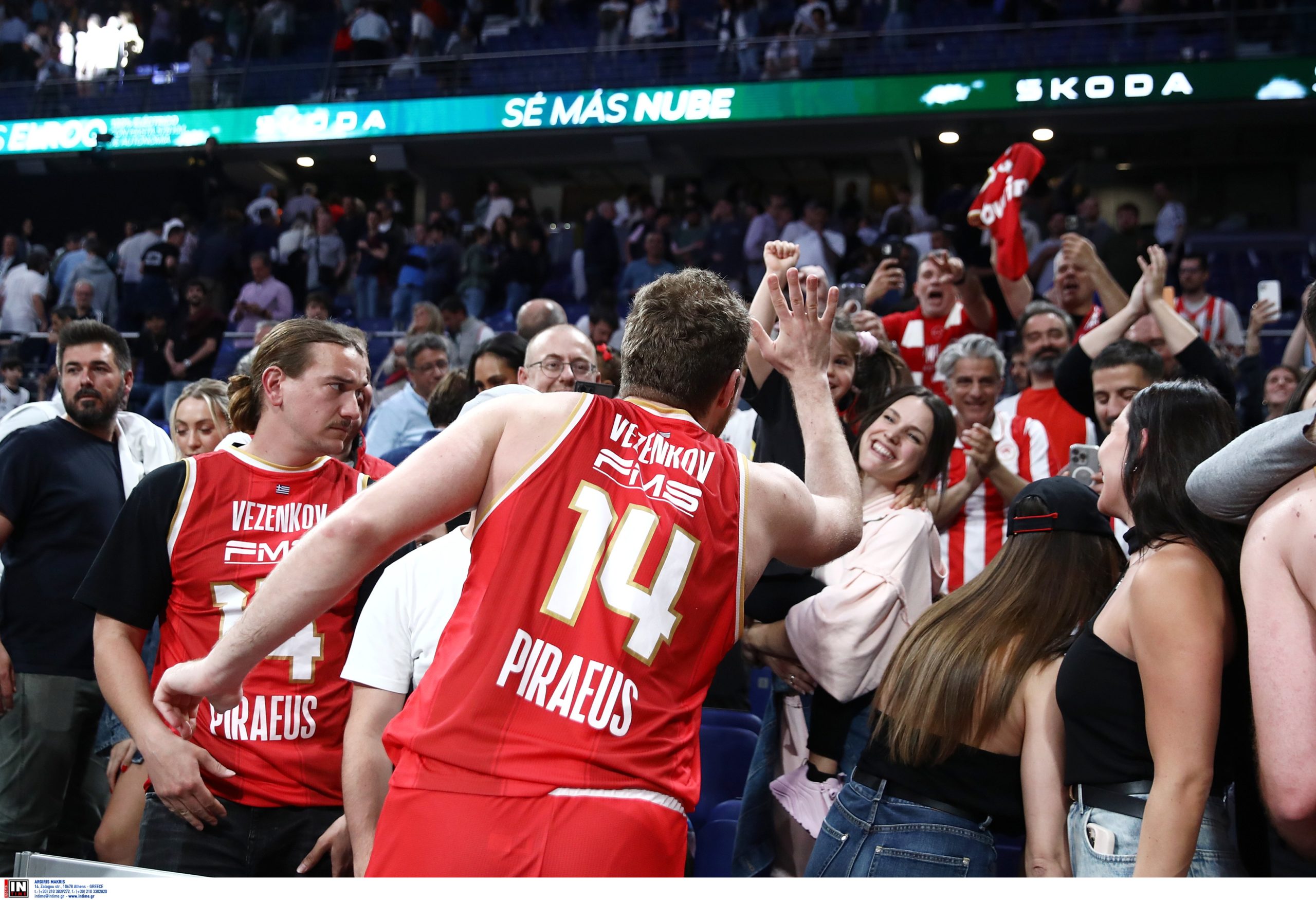 Ολυμπιακός: Αποθεώθηκε ο Βεζένκοφ από τον «ερυθρόλευκο» κόσμο – «Σάσα, ψυχάρα, Ολυμπιακάρα», «MVP» – ΒΙΝΤΕΟ