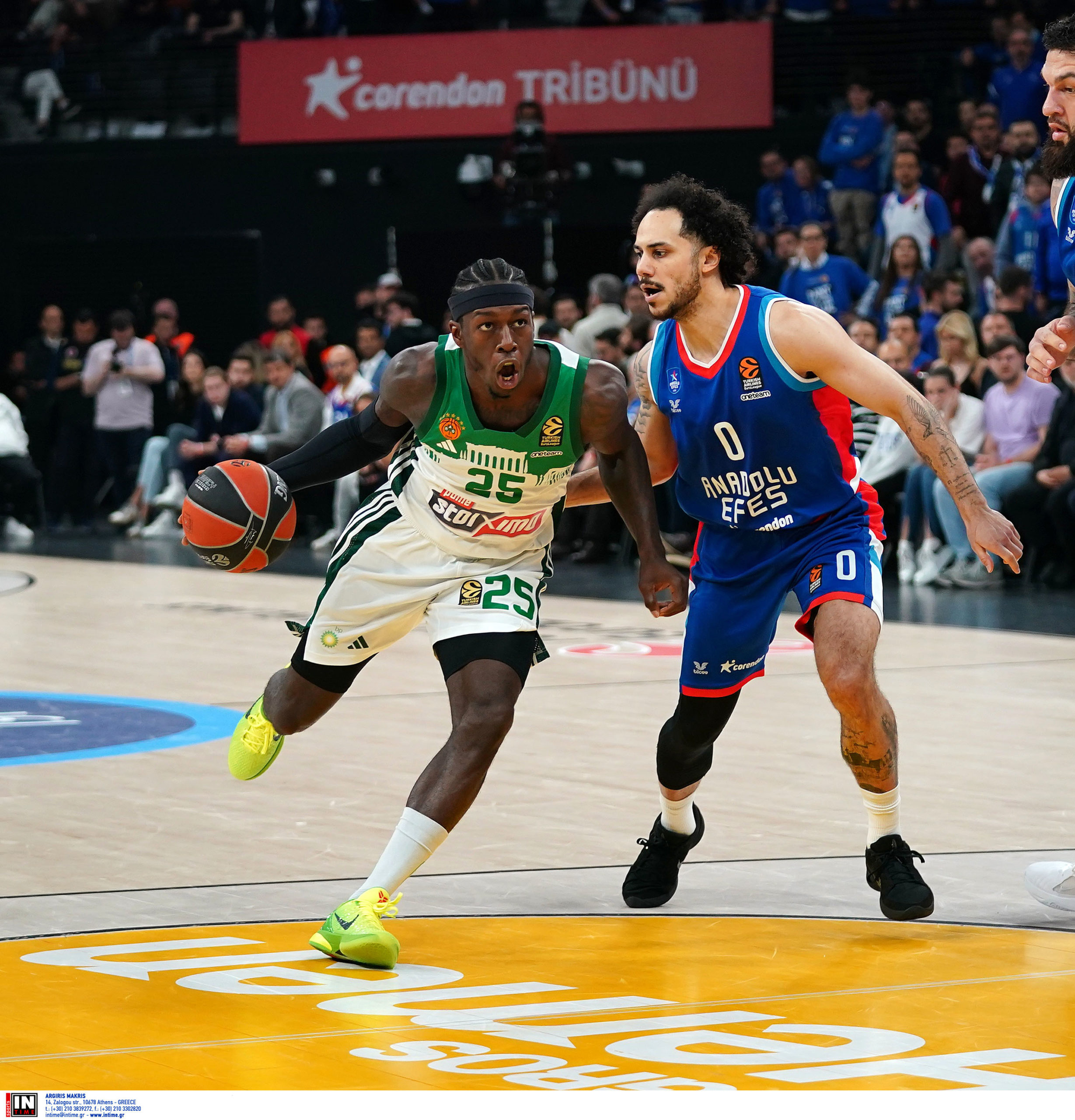 Παναθηναϊκός – Εφές: Πυροτεχνήματα έξω από το ξενοδοχείο της τουρκικής ομάδας, τα ξημερώματα πριν το Game 5