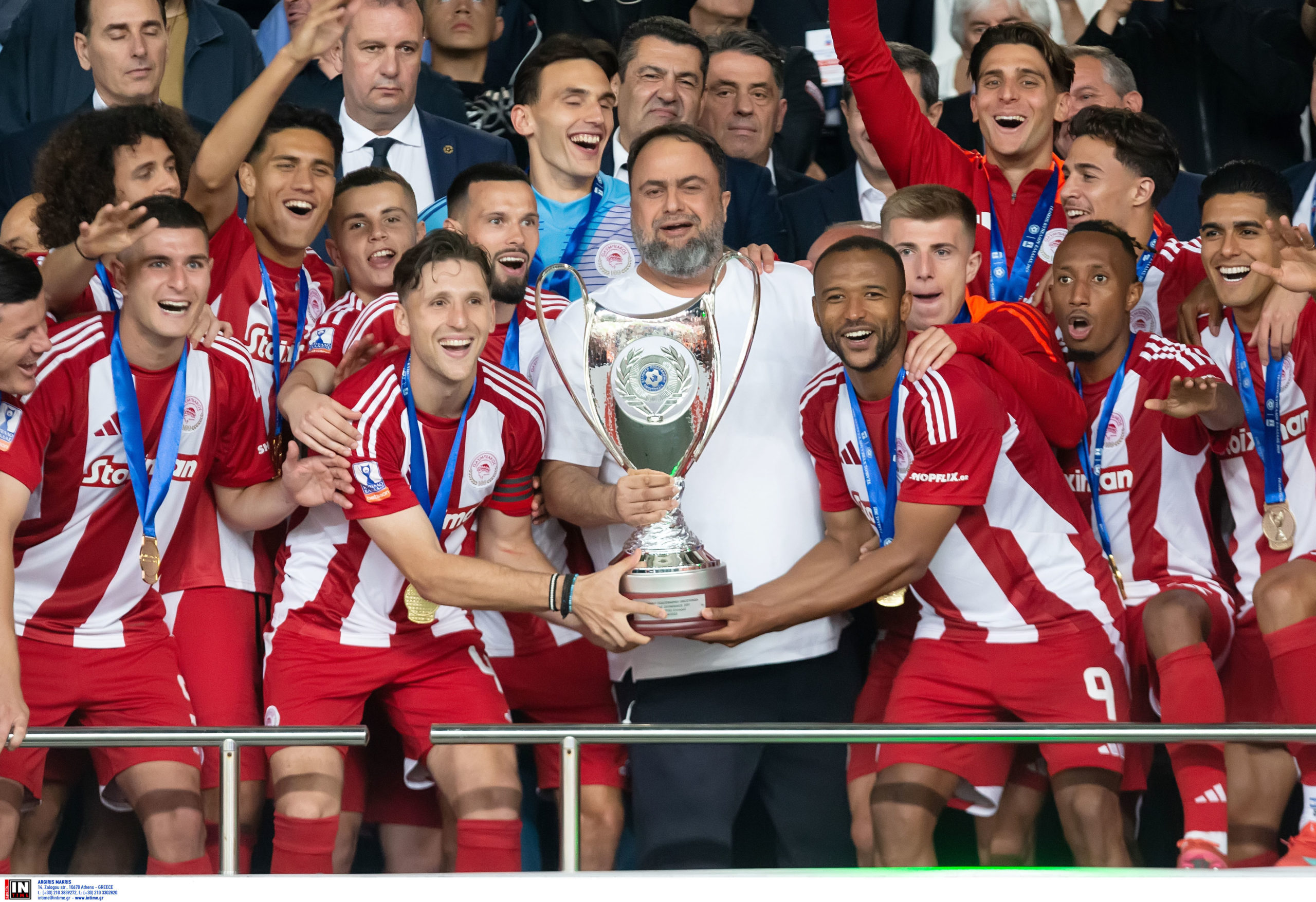 Ολυμπιακός: Η απονομή του Κυπέλλου Ελλάδας στους «ερυθρόλευκους» – Δείτε φωτογραφίες και βίντεο