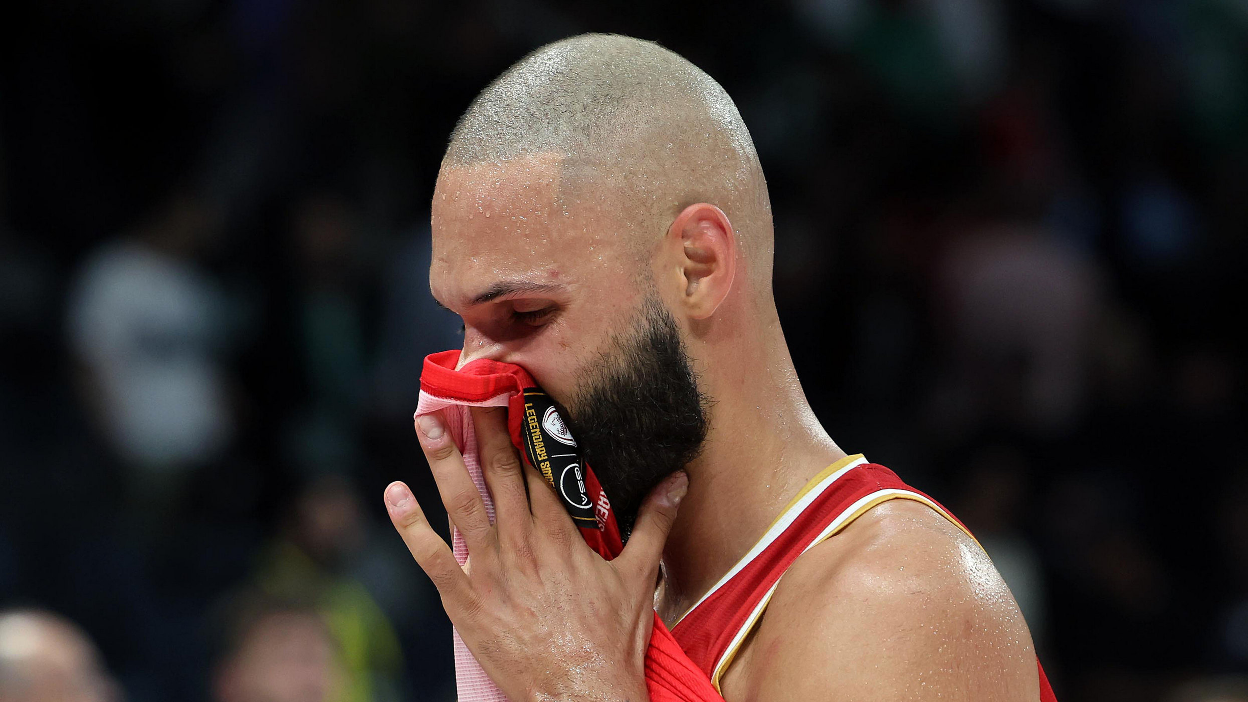 Ολυμπιακός – Μονακό: Ο Εβάν Φουρνιέ ξέσπασε σε κλάματα – Η αγκαλιά παρηγοριάς του Βασίλη Σπανούλη