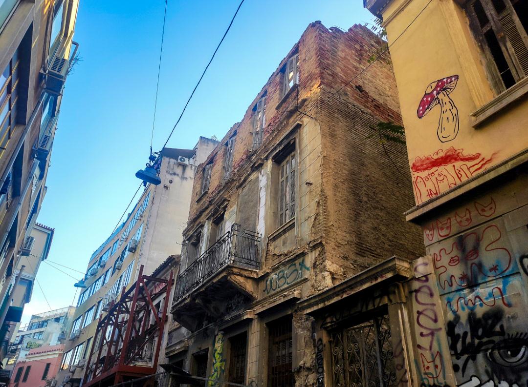 Τα ξεχασμένα «κουφάρια» της Αθήνας: 70 ετοιμόρροπα κτίρια κρέμονται από μία κλωστή στο κέντρο της πόλης