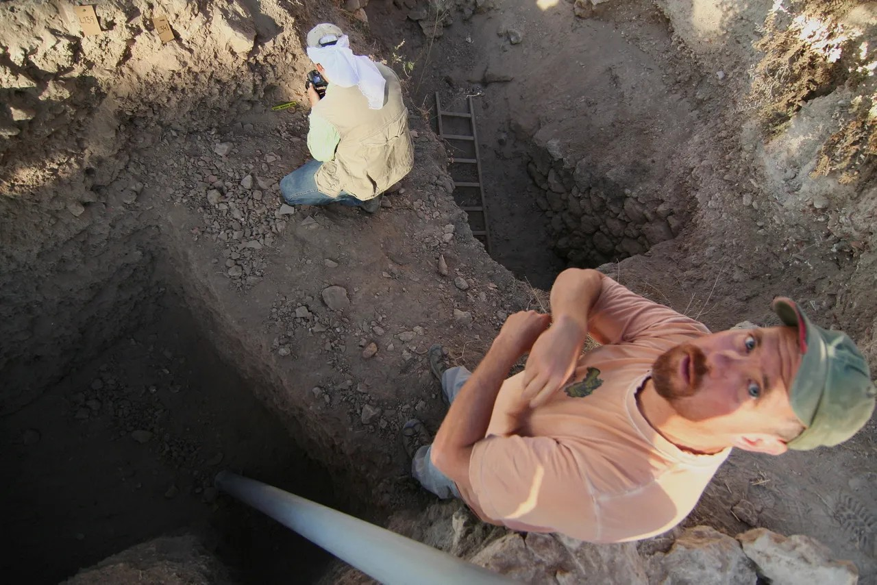 Ο Joel Kramer κοιτάζει την κάμερα καθώς ο συνάδελφός του φωτογραφίζει την κούπα τη στιγμή της ανακάλυψης, τον Ιούνιο του 2009.