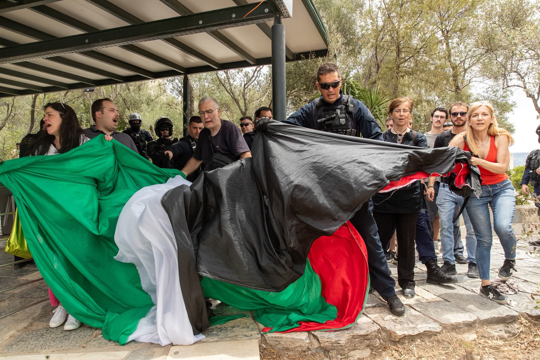 Νέα Αριστερά, Ακρόπολη, σημαία Παλαιστίνης