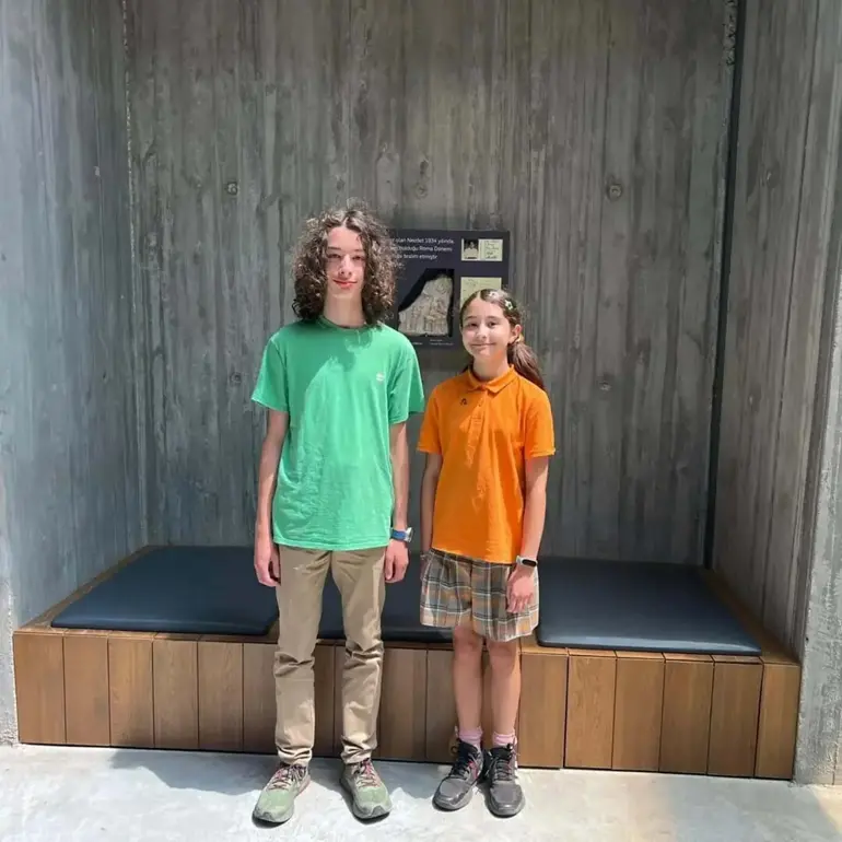 Τα δύο αδέλφια που ανακάλυψαν τυχαία δαχτυλίδι-σφραγίδα (Φωτογραφίες AA)