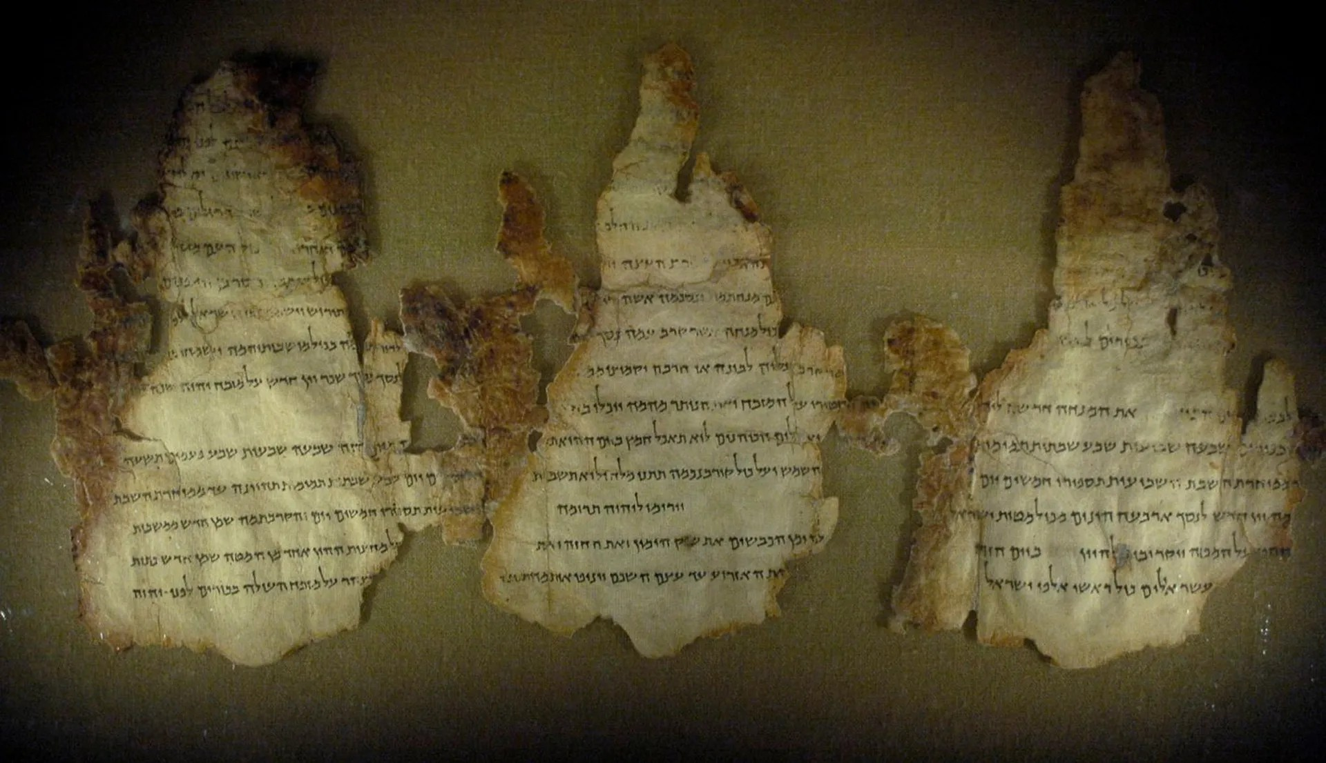 Το Χειρόγραφο του Ναού, ένα από τα Χειρόγραφα της Νεκράς Θάλασσας που ανακαλύφθηκε στο Κουμράν και είναι γραμμένο στα εβραϊκά.