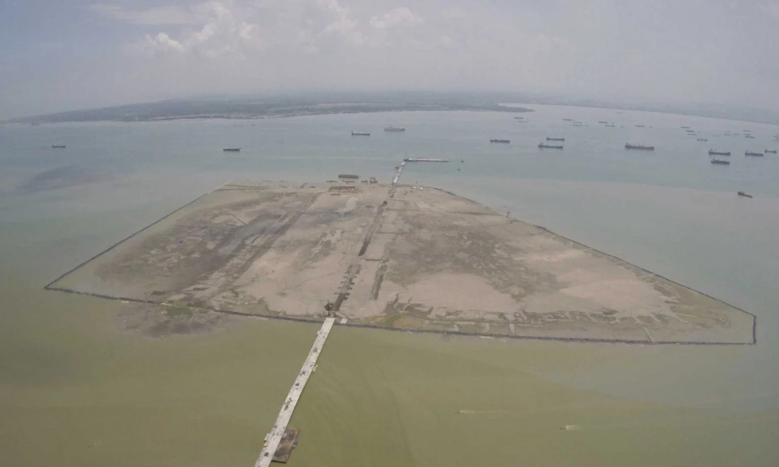 Το νησί BMS στο Στενό της Μαντούρα λίγο μετά την ανάκτηση εδαφών, Ιούνιος 2015. Φωτογραφία: Harold Berghuis