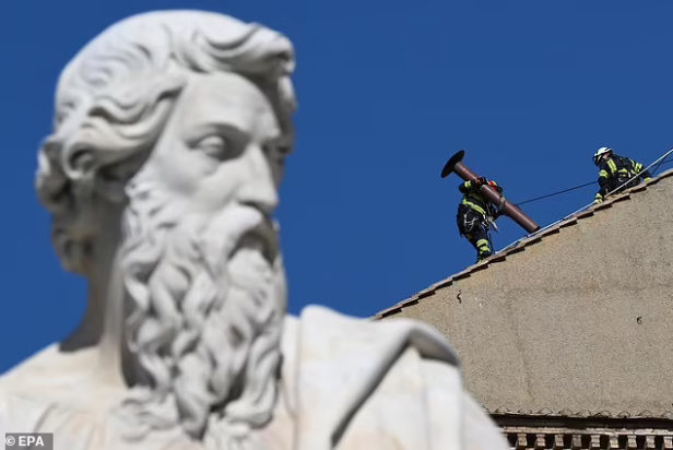 Βατικανό: Πυρετώδεις εργασίες για την εκλογή του νέου Πάπα – Εγκαταστάθηκε η καμινάδα