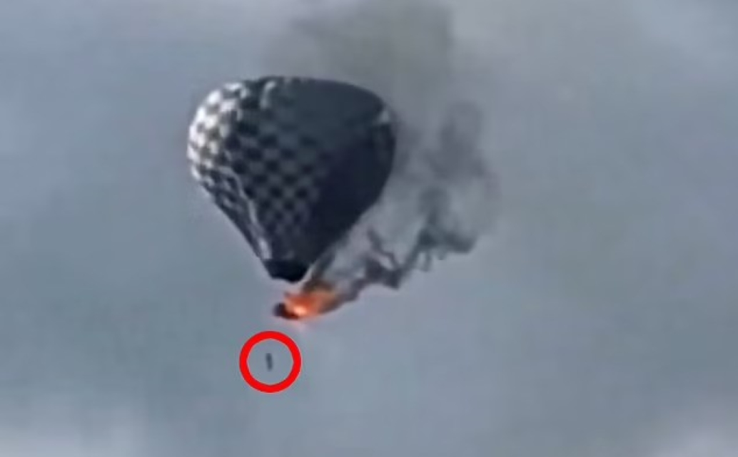 Στιγμές φρίκης στον ουρανό: Άνδρας έπεσε από φλεγόμενο αερόστατο και σκοτώθηκε – Έσωσε δύο άτομα πριν παγιδευτεί