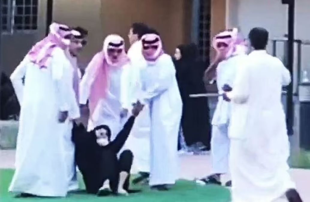 Βίντεο-σοκ: Βία και τρόμος πίσω από τις πόρτες των «οίκων φροντίδας» στη Σαουδική Αραβία – Αστυνομικοί ξυλοκοπούν γυναίκες