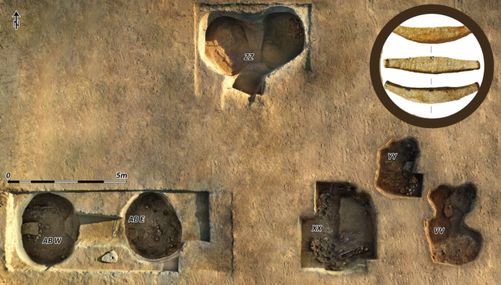 Ταφικοί θάλαμοι VV, XX, YY, ZZ, και AB Ανατολικά και Δυτικά στη διάρκεια των ανασκαφών. Τα αντικείμενα που βρέθηκαν είναι στον κύκλο.