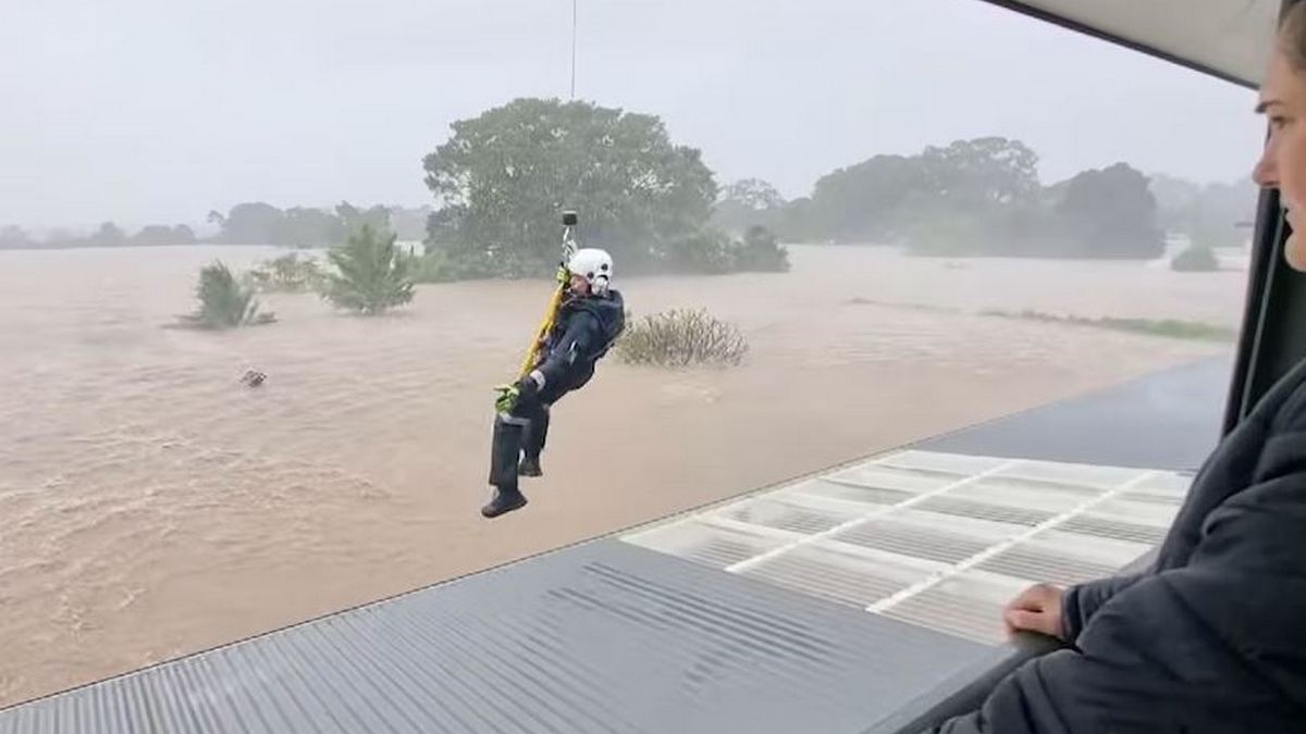 Καταρρακτώδεις βροχές συνεχίζουν να πλήττουν την ανατολική Αυστραλία – Ένας νεκρός και 50.000 εγκλωβισμένοι