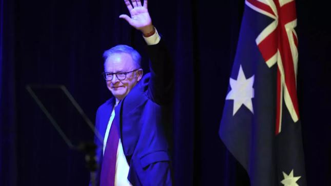 Αυστραλία: Πώς η βαριά σκιά του συντηρητικού Τραμπ έσπρωξε στην νίκη τους Εργατικούς του Άντονι Αλμπανέζι