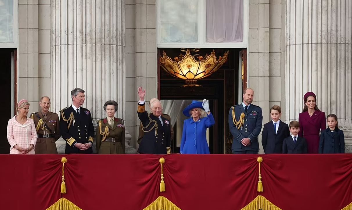 Βρετανία: Σύσσωμη η βασιλική οικογένεια στο μπαλκόνι του Μπάκιγχαμ για την 80ή επέτειο της Ημέρας της Νίκης
