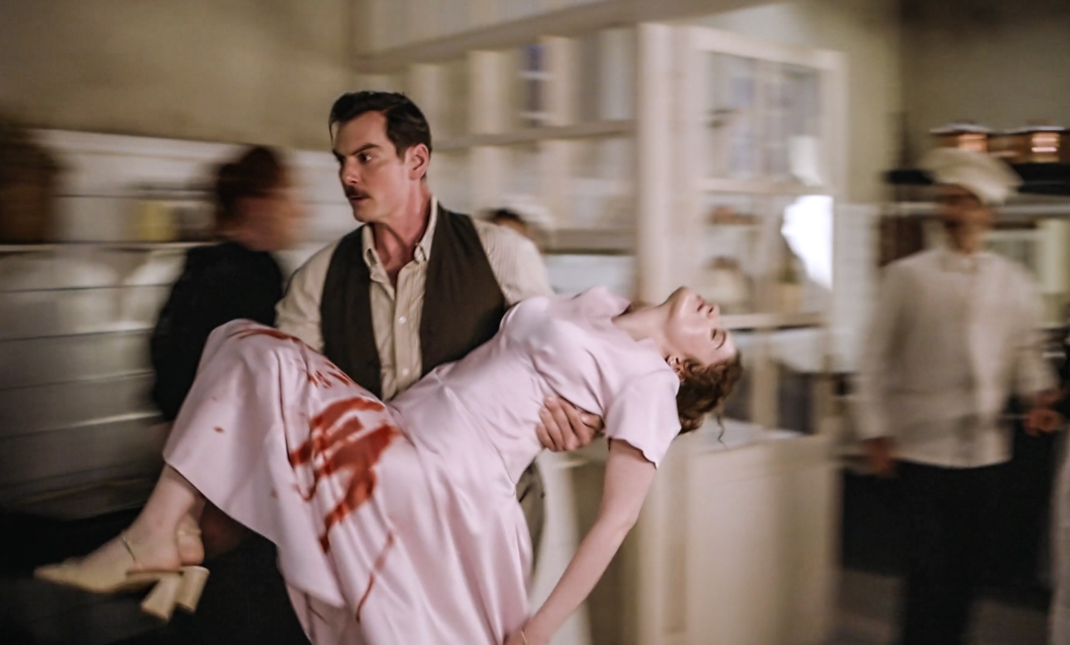 Grand Hotel: Η Αλίκη αιμορραγεί και ο Πέτρος αναγκάζεται να τη φέρει πίσω στο Grand Hotel