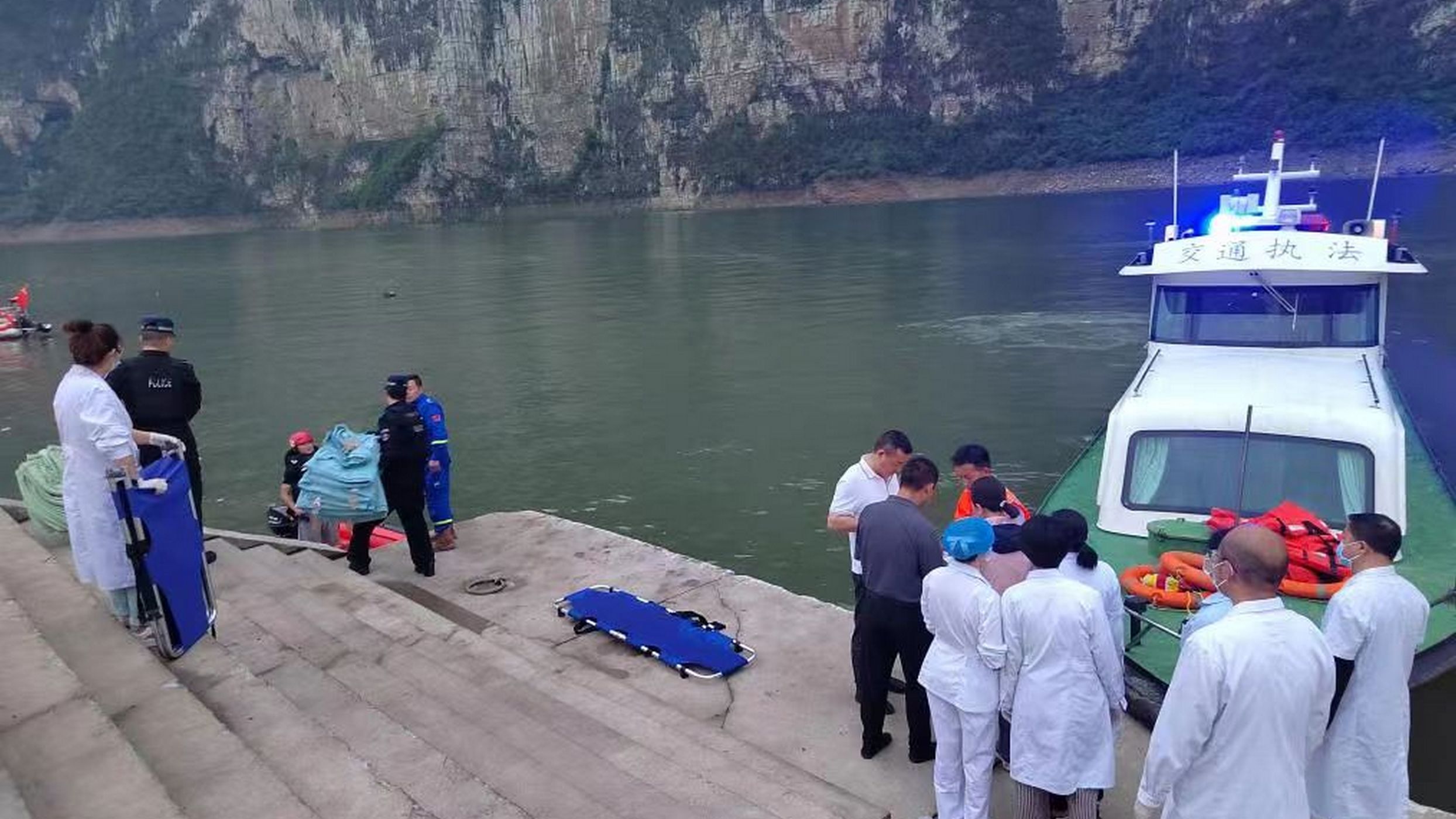 Τραγωδία στην Κίνα: Εννέα νεκροί και 70 τραυματίες σε ανατροπή σκαφών που μετέφεραν τουρίστες