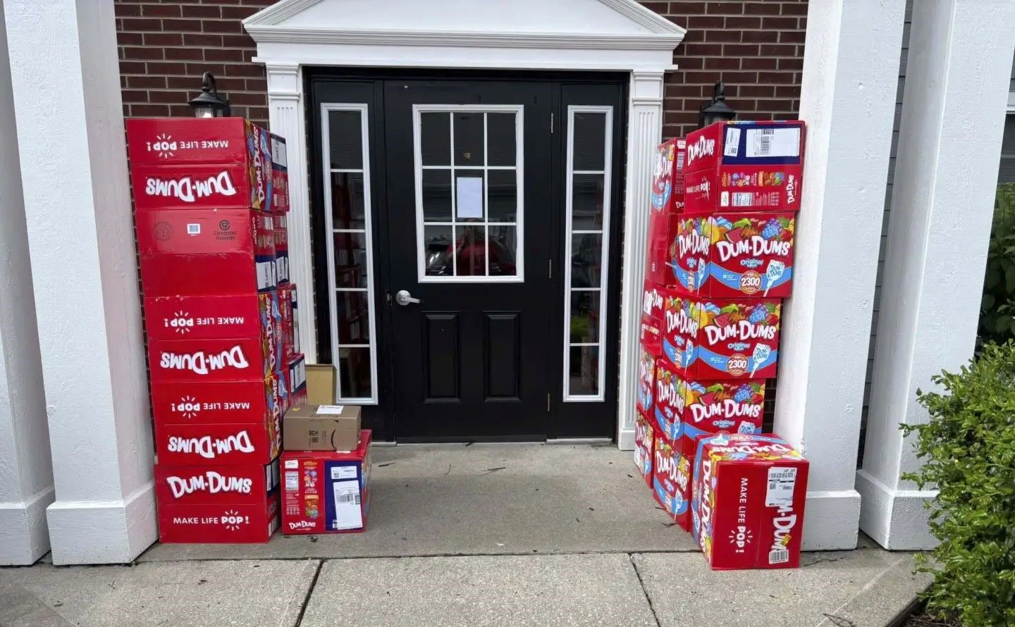 ΗΠΑ: 8χρονος παρήγγειλε… 70.000 γλειφιτζούρια από το κινητό της μαμάς του – Ήθελε να τα κάνει δώρο στους φίλους του