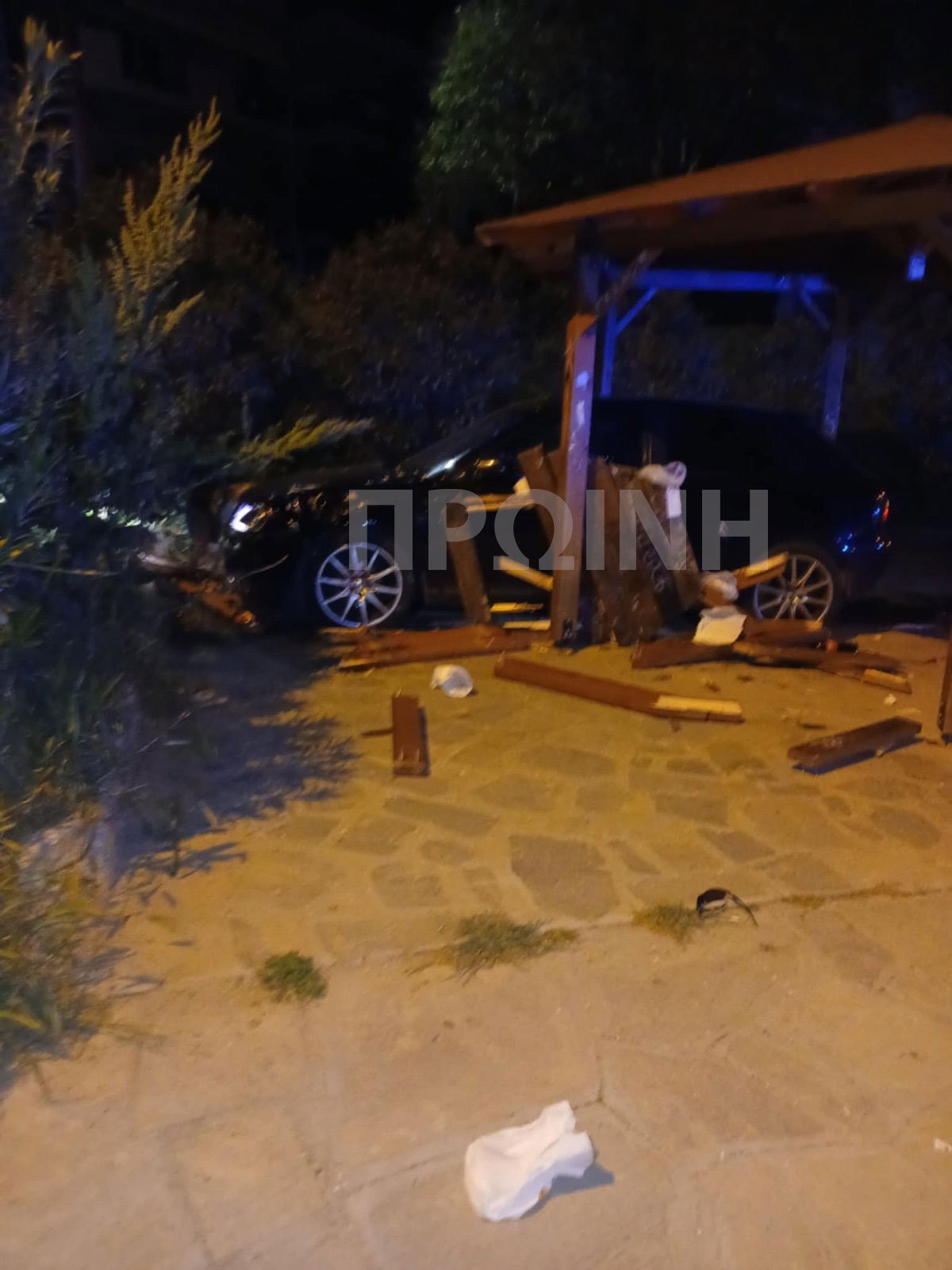 Σοβαρό τροχαίο στην Καβάλα: 20χρονος οδηγός έπεσε πάνω σε κιόσκι – Τραυματίστηκαν δύο παιδιά