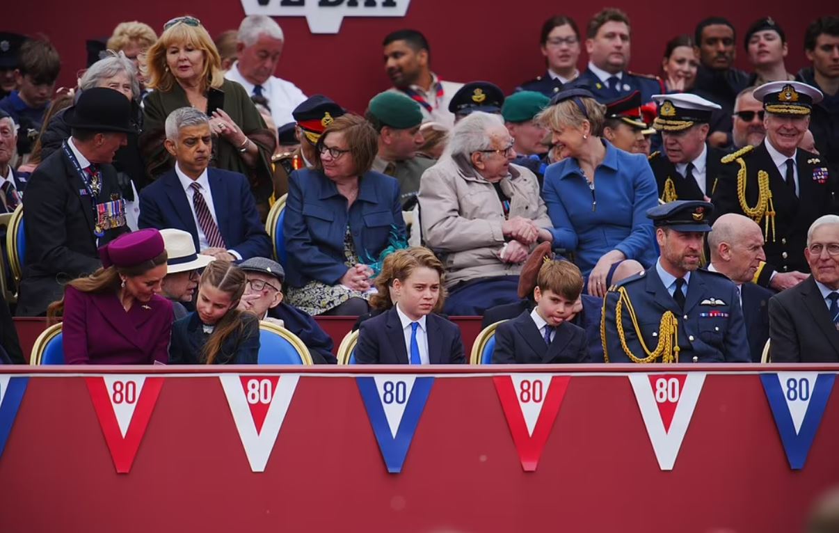 Βρετανία: Ο πρίγκιπας Λούις και η Κέιτ Μίντλετον έκλεψαν την παράσταση στις γιορτές για το τέλος του Β’ Παγκοσμίου Πολέμου  – «Μην τον αλλάξετε ποτέ»