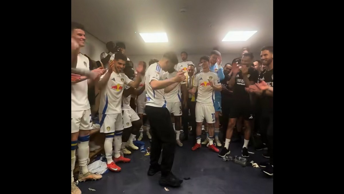 Λιντς: Στην Premier League με… «ώπα» – Κατέκτησε τον τίτλο της Championship και το πανηγύρισε με… συρτάκι – Δείτε το επικό βίντεο