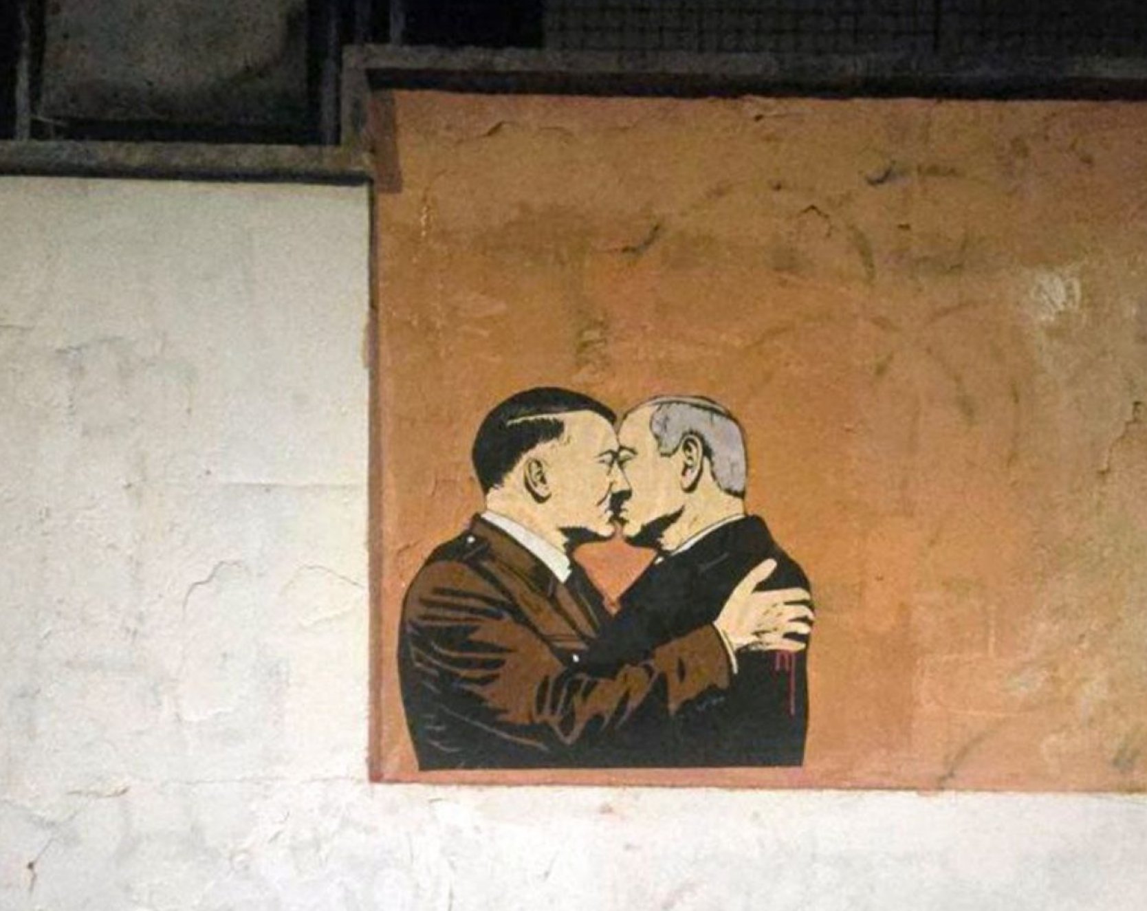 Ιταλία: Ο Νετανιάχου φιλά στο στόμα τον Χίτλερ – «Το γκράφιτι σε δρόμο της Ρώμης έχει στόχο να σοκάρει»