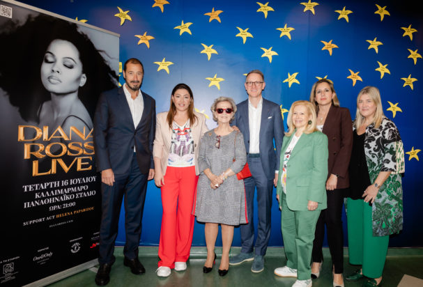 Η Έλενα Παπαρίζου στο πλευρό των παιδιών της «Ελπίδας»