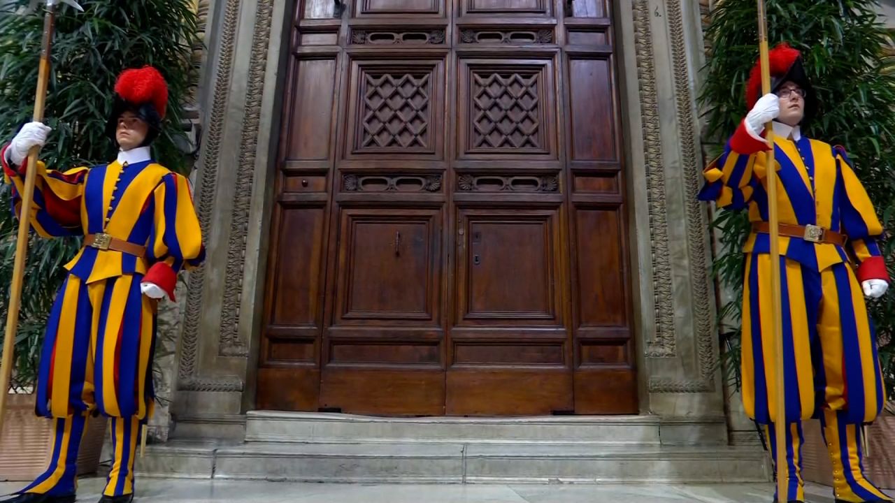 Βατικανό: Έκλεισαν οι πόρτες της Καπέλα Σιξτίνα, άρχισε η ψηφοφορία για την εκλογή νέου Πάπα – LIVE εικόνα