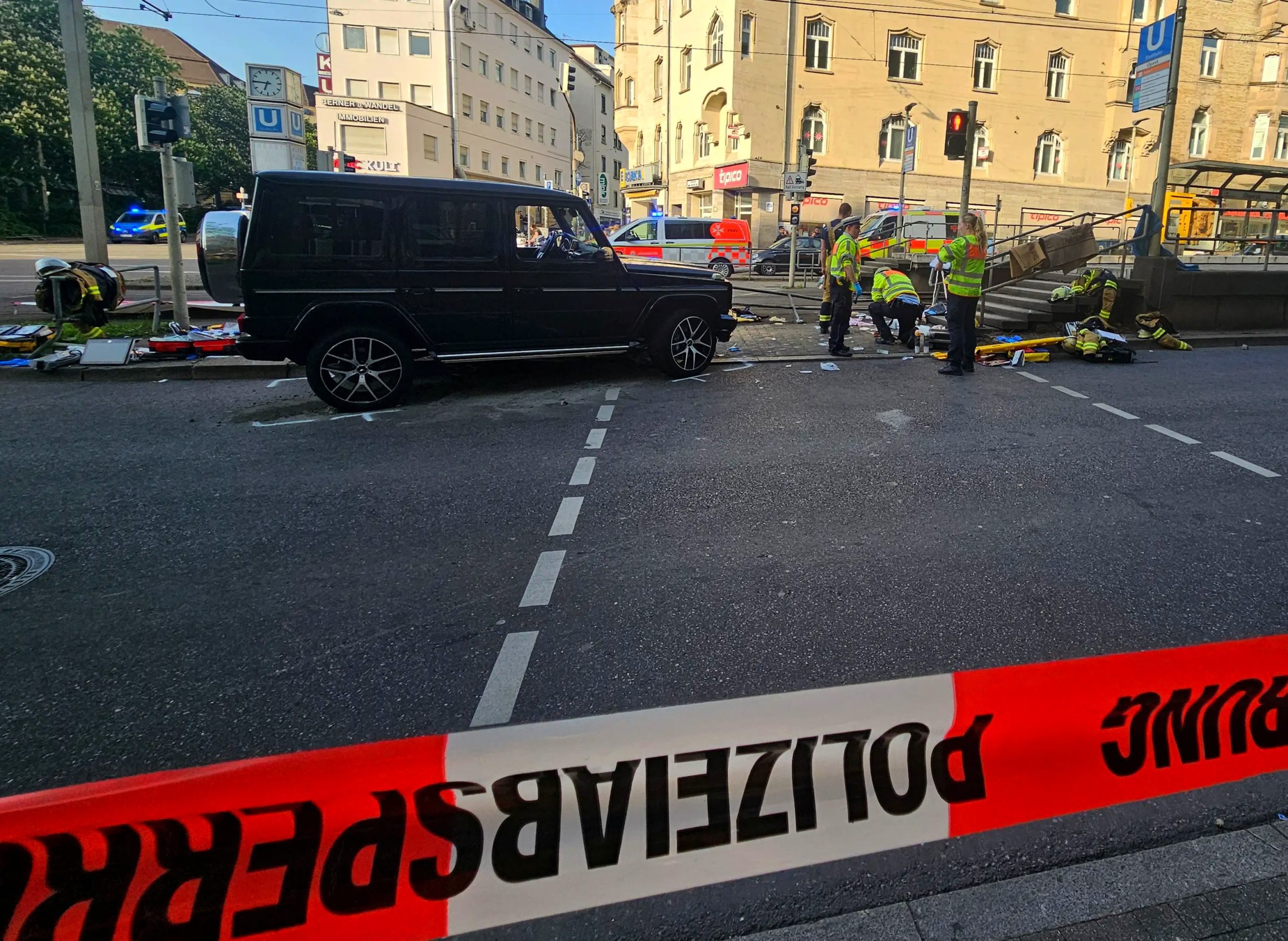 Τραγωδία στη Στουτγκάρδη: SUV έπεσε σε πεζούς – Νεκρή μία γυναίκα, σε κρίσιμη κατάσταση ακόμη τρεις τραυματίες – Τι βλέπουν οι Αρχές