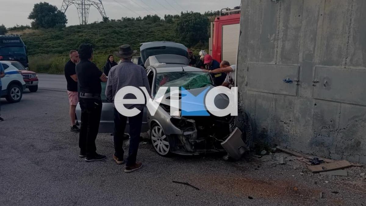 Εύβοια: Σοβαρό τροχαίο με τραυματισμό 23χρονου – Αυτοκίνητο «καρφώθηκε» σε κολώνα