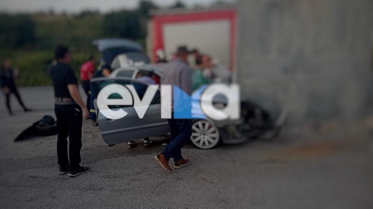 Εύβοια: Σοβαρό τροχαίο με τραυματισμό 23χρονου – Αυτοκίνητο «καρφώθηκε» σε κολώνα