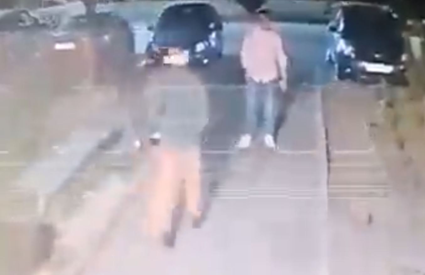 Βίντεο: Καρέ-καρέ η επίθεση με χειροβομβίδα που σκότωσε Ρώσο αξιωματικό – Ήταν υπεύθυνος των βομβαρδισμών στη Μαριούπολη