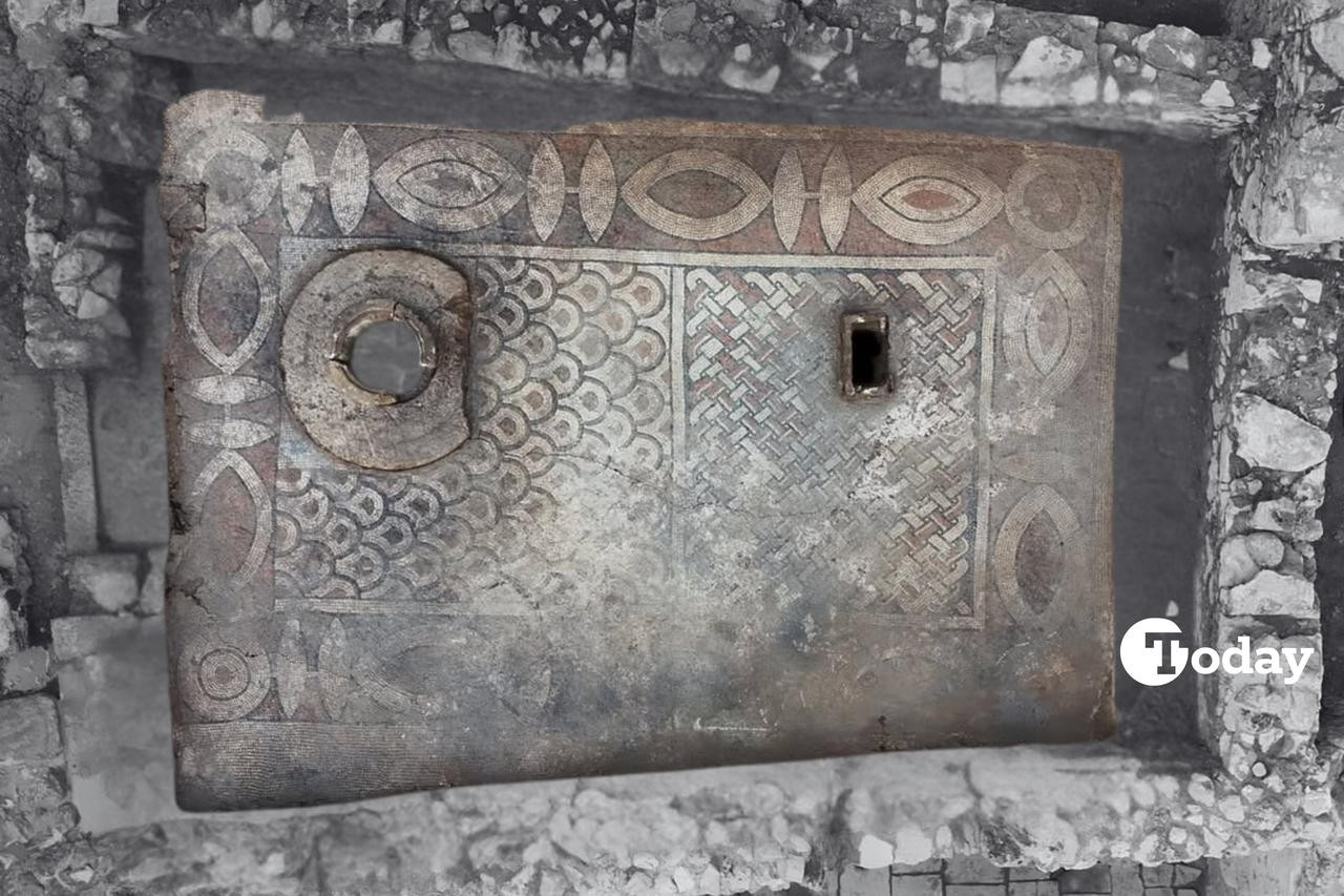 Η οστεοθήκη που ήταν ενσωματωμένη σαν παράθυρο στο ψηφιδωτό.