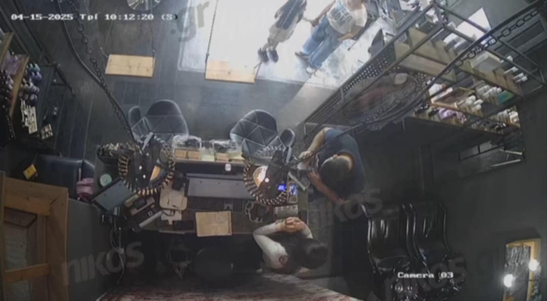 Αττική: Βίντεο ντοκουμέντα από τη συμμορία που έκλεβε κινητά από καταστήματα με το πρόσχημα διαμοιρασμού διαφημιστικών φυλλαδίων 