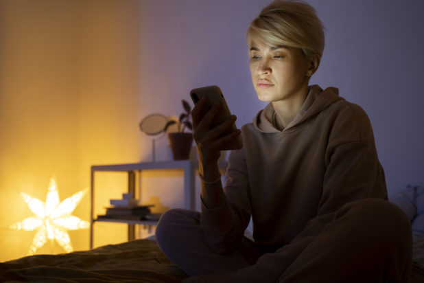 Ύπνος: Καρδιολόγος αποκαλύπτει πόσες ώρες πρέπει να κοιμάστε για να μειωθεί δραστικά ο κίνδυνος καρδιακής προσβολής