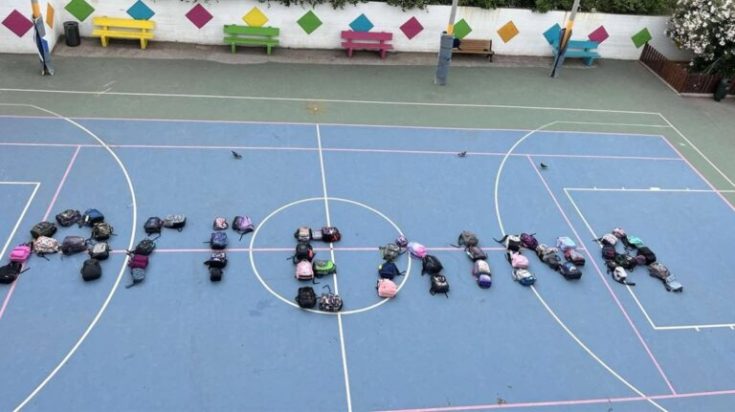 Οι συμμαθητές της Αγγελίνας σχημάτισαν το όνομά της στο σχολείο της στην Καλλιθέα