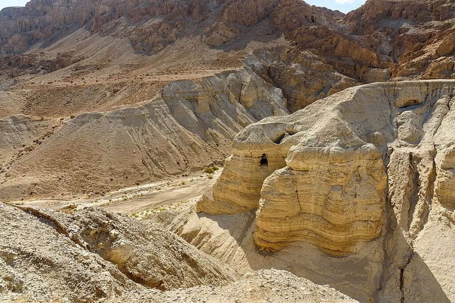 Ένα από τα σπήλαια του Κουμράν, κοντά στη Νεκρά Θάλασσα, όπου ανακαλύφθηκαν τα «Χειρόγραφα της Νεκράς Θάλασσας.»