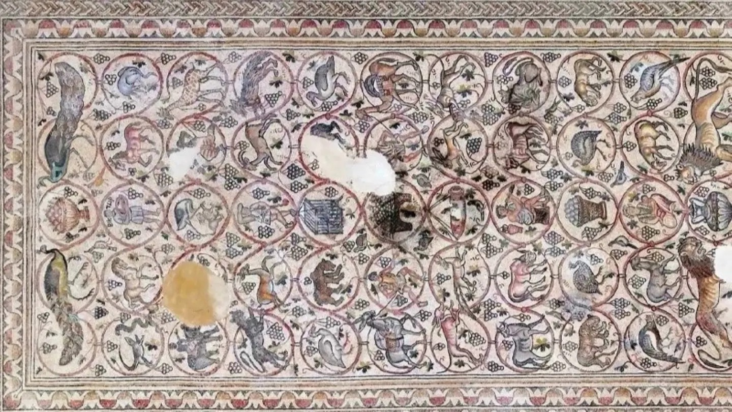 Το χρωματιστό έργο τέχνης των 1.600 ετών απεικονίζει 55 διαφορετικά οβάλ πορτραίτα. Φωτογραφία: Ισραηλινή Αρχή Αρχαιοτήτων 