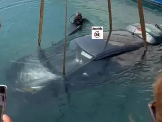 Αργολίδα: Αυτοκίνητο έπεσε σε λιμάνι – Εργάτης βούτηξε και απεγκλώβισε τον ηλικιωμένο οδηγό – ΦΩΤΟ